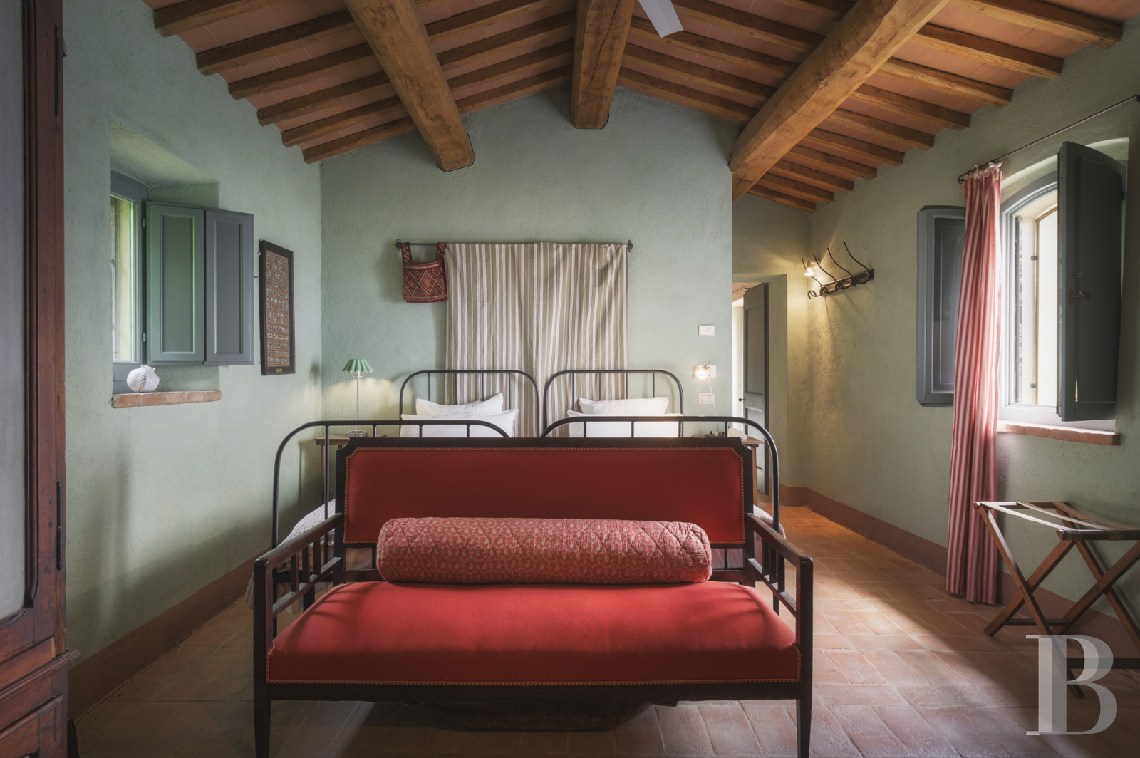 An old olive grove farmhouse restored to its former glory, overlooking the countryside in the Val d'Orcia in Tuscany - photo  n°22